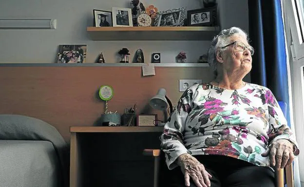 Dori Martínez, de 92 años, posa en su habitación de la residencia IMQ Igurco Zorrozgoiti. 
