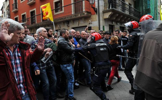 La Ertzaintza carga en Rentería (Guipúzcoa) contra los que protestaban por la presencia de Ciudadanos en el municipio para permitir el desalojo de los asistentes al mitin del partido.