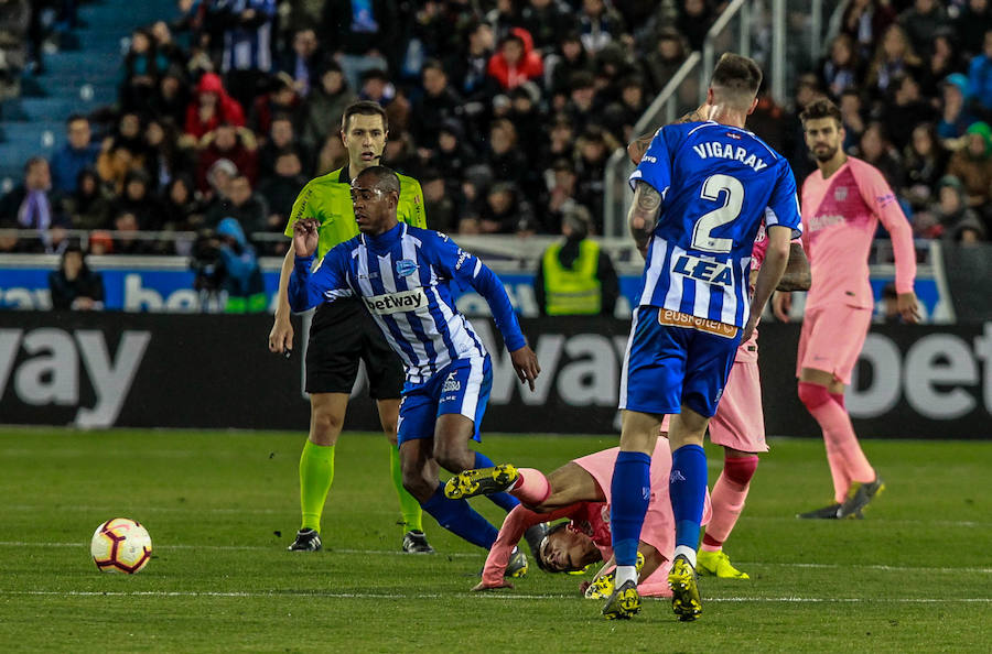 Fotos: Las mejores imágenes del Alavés - Barcelona