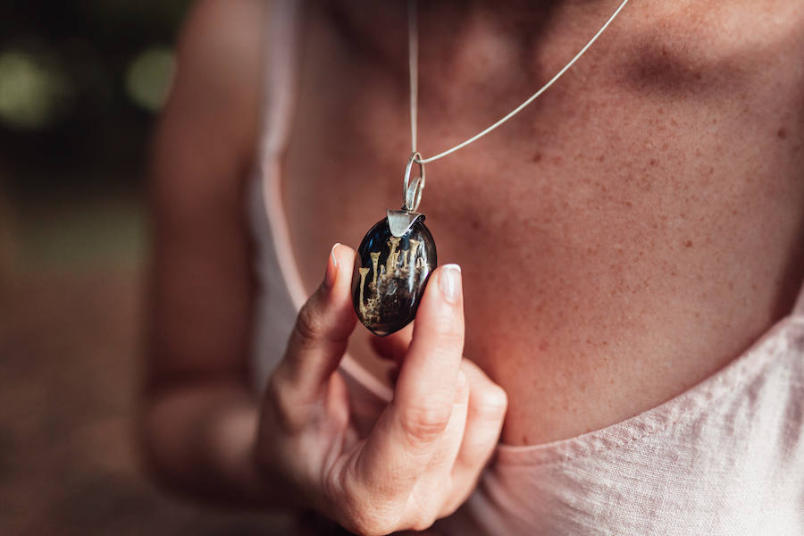 Kekelis Joyería & Alquimia es la firma de accesorios de Miren Begoña del Castillo, una bioquímica que aplica sus conocimientos científicos al diseño de piezas únicas en el barrio de San Francisco