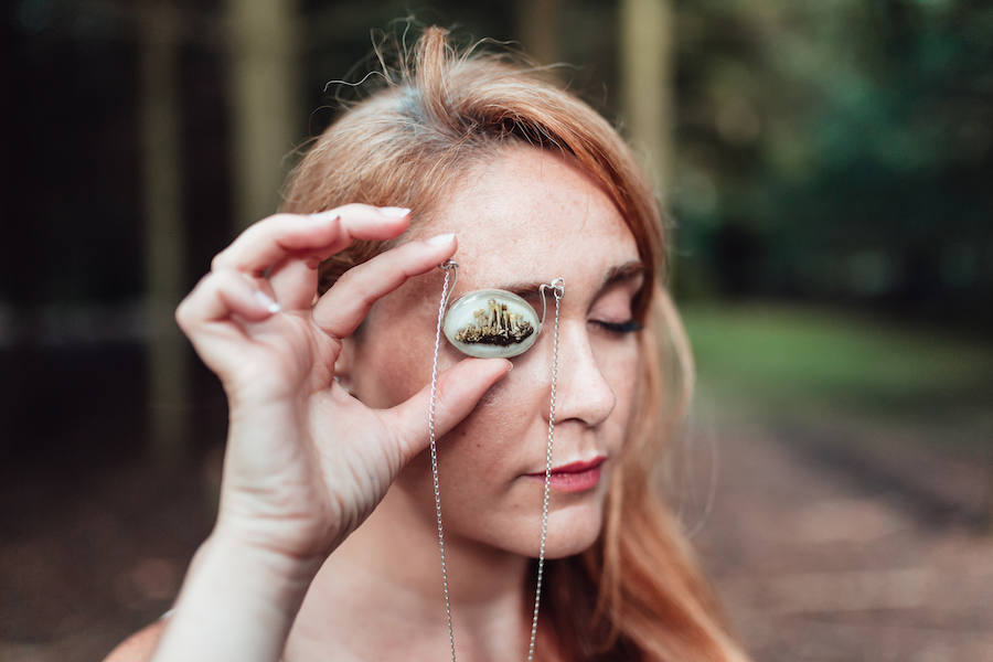 Kekelis Joyería & Alquimia es la firma de accesorios de Miren Begoña del Castillo, una bioquímica que aplica sus conocimientos científicos al diseño de piezas únicas en el barrio de San Francisco