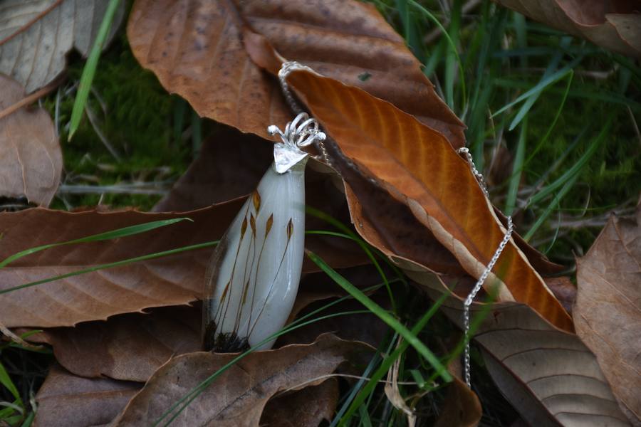 Kekelis Joyería & Alquimia es la firma de accesorios de Miren Begoña del Castillo, una bioquímica que aplica sus conocimientos científicos al diseño de piezas únicas en el barrio de San Francisco