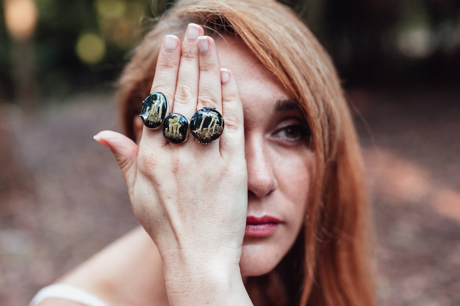 Kekelis Joyería & Alquimia es la firma de accesorios de Miren Begoña del Castillo, una bioquímica que aplica sus conocimientos científicos al diseño de piezas únicas en el barrio de San Francisco