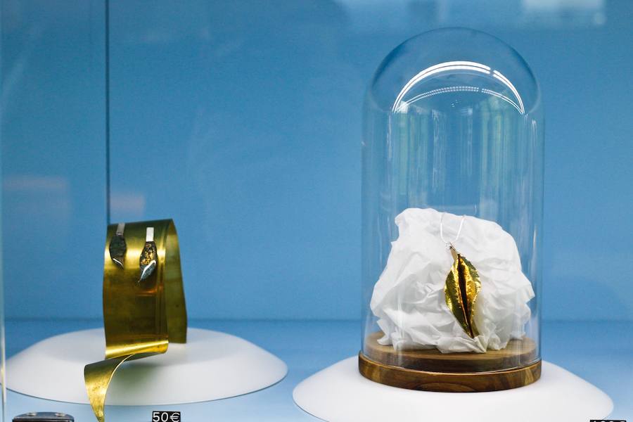 Kekelis Joyería & Alquimia es la firma de accesorios de Miren Begoña del Castillo, una bioquímica que aplica sus conocimientos científicos al diseño de piezas únicas en el barrio de San Francisco