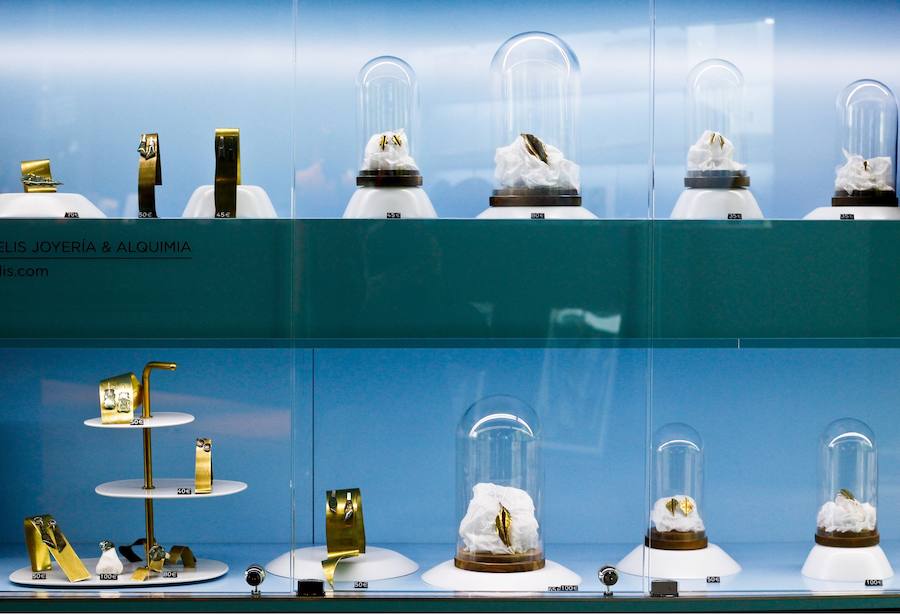 Kekelis Joyería & Alquimia es la firma de accesorios de Miren Begoña del Castillo, una bioquímica que aplica sus conocimientos científicos al diseño de piezas únicas en el barrio de San Francisco