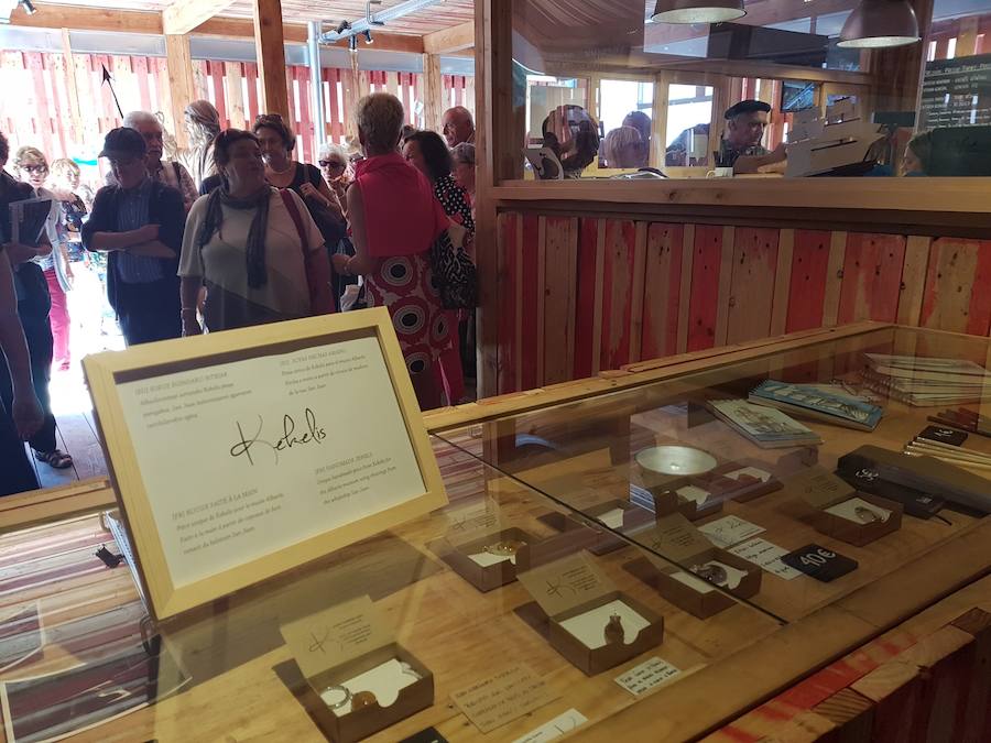 Kekelis Joyería & Alquimia es la firma de accesorios de Miren Begoña del Castillo, una bioquímica que aplica sus conocimientos científicos al diseño de piezas únicas en el barrio de San Francisco