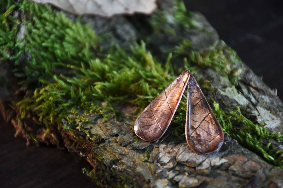 Kekelis Joyería & Alquimia es la firma de accesorios de Miren Begoña del Castillo, una bioquímica que aplica sus conocimientos científicos al diseño de piezas únicas en el barrio de San Francisco