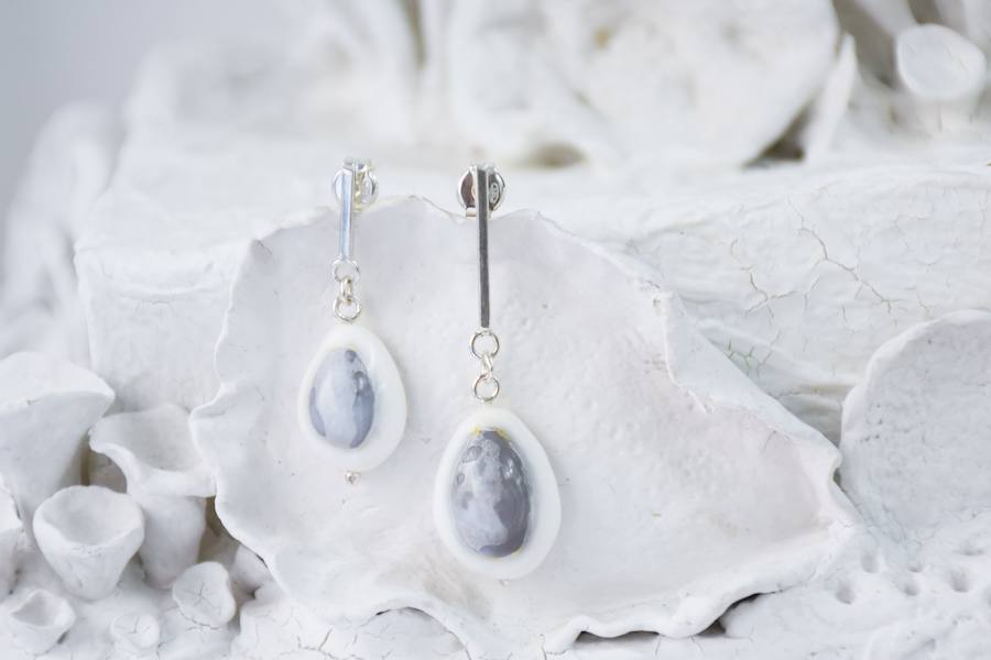 Kekelis Joyería & Alquimia es la firma de accesorios de Miren Begoña del Castillo, una bioquímica que aplica sus conocimientos científicos al diseño de piezas únicas en el barrio de San Francisco