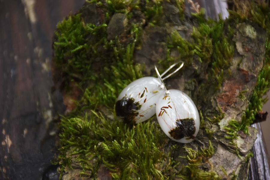 Kekelis Joyería & Alquimia es la firma de accesorios de Miren Begoña del Castillo, una bioquímica que aplica sus conocimientos científicos al diseño de piezas únicas en el barrio de San Francisco