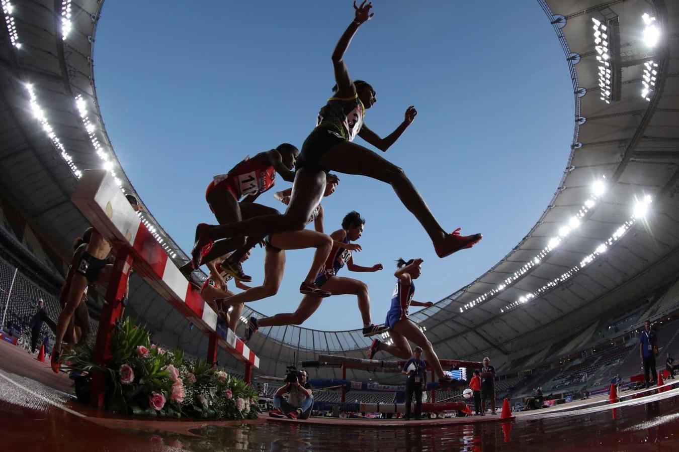 Atletas compitiendo en la prueba de 3000 metros con obstáculos durante elCampeonato Asiático de Atletismo, que se disputa en Doha 