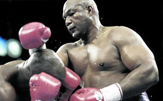 Foreman acorrala a Moorer en su reconquista del título.
