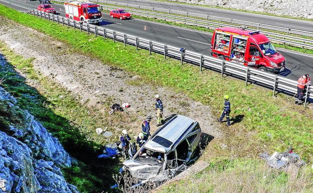 Una conductora de Mungia se salió el sábado de la A-1 a la altura de Júndiz, su vehículo cayó a un desnivel y ella falleció.