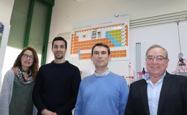 Investigadores del grupo FQM-346 de la Universidad de Córdoba en el laboratorio.