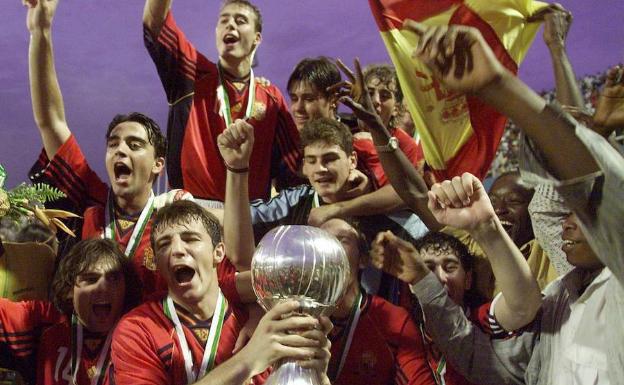 Los jugadores de España celebran el Mundial sub'20 que conquistaron hace 20 años.