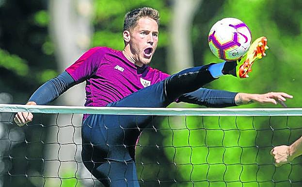 Álex Remiro juega al futvoley en un entrenamiento en De Lutte, durante la pretemporada con el Athletic.