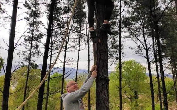 'Pete' ayuda a Guenetxea en las labores para el derribo del txopo. 