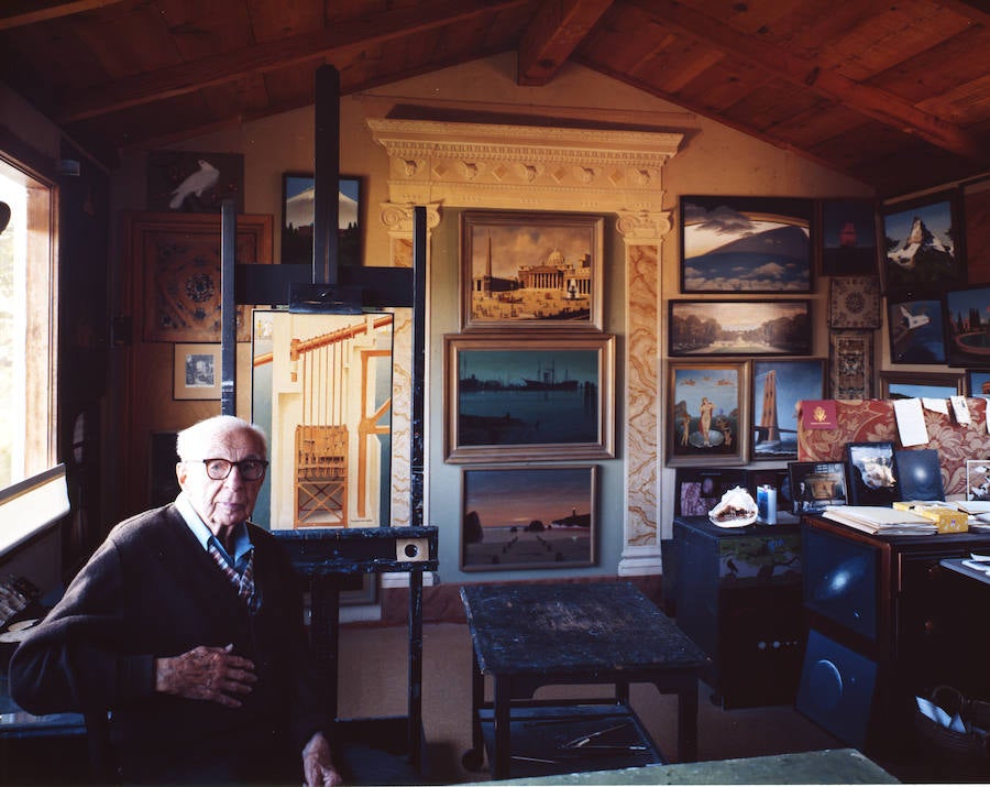 Chesley Bonestell, en el estudio de su casa de Carmel a principios de los años 80, con algunas.