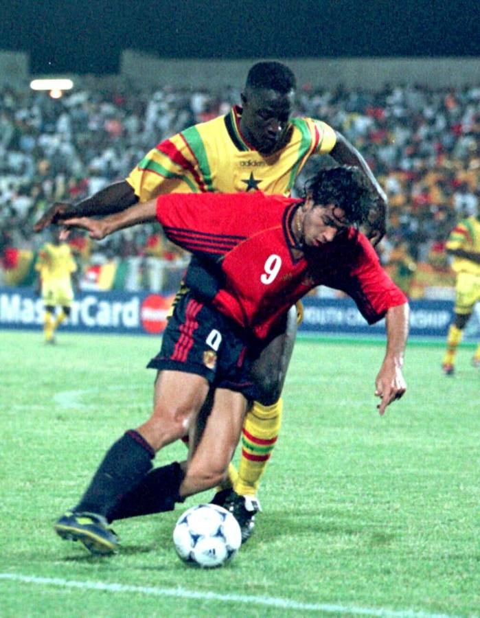 Campeonato del Mundo de fútbol sub 20: Pablo González, de España, intenta desbordar a un jugador ganés, durante el partido de cuartos de final España-Ghana.