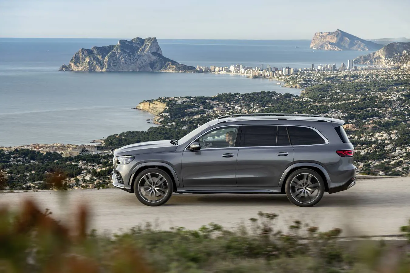 Se presenta estos días con ocasión del Salón de Nueva York pero no llegará a Europa hasta finales de año. Es el nuevo SUV de Mercedes, el GLS. Un modelo imponente con 5,20 metros de longitud.