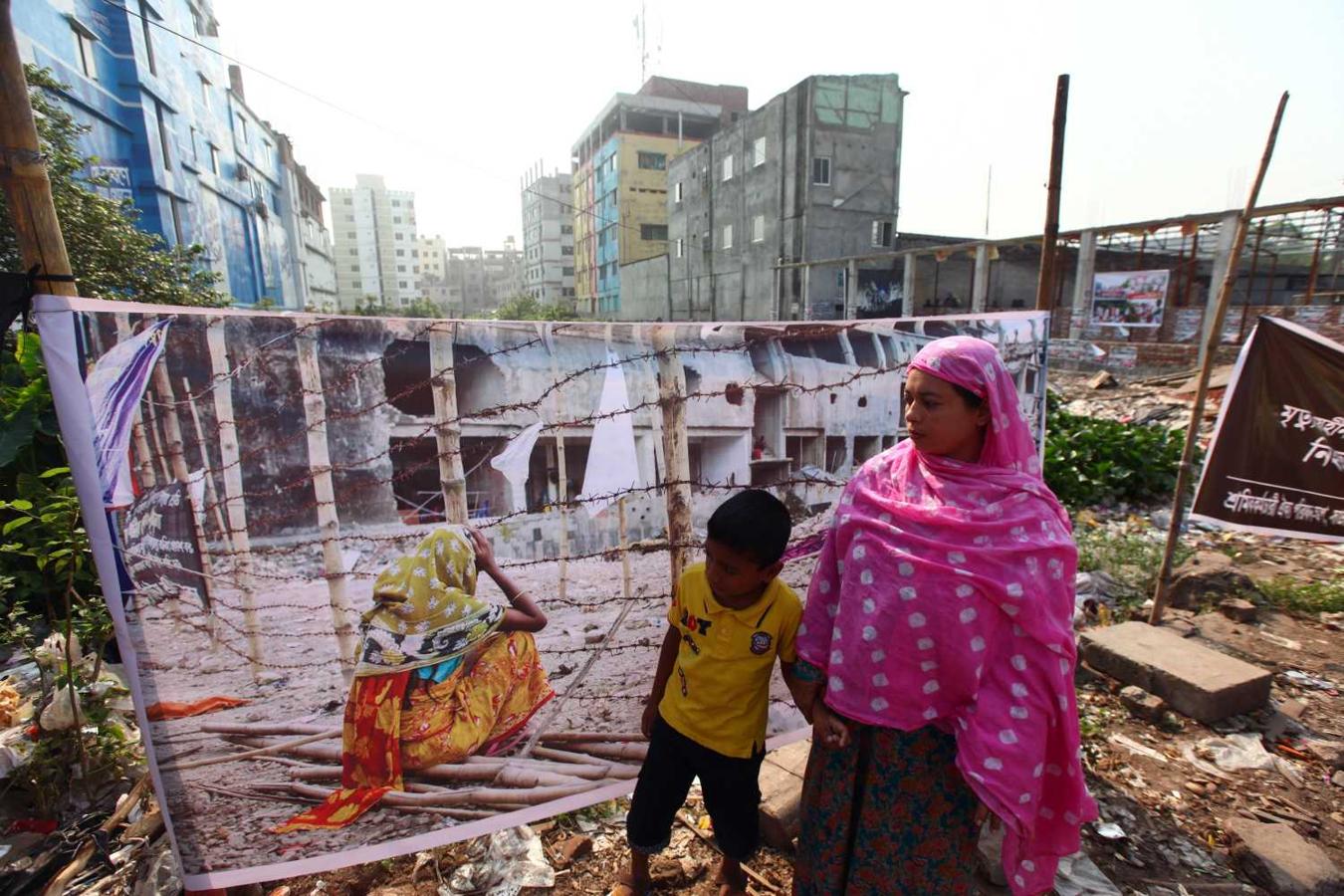 Familiares de alguna de las víctimas visitan, , en el lugar donde se erigía el complejo textil Rana Plaza, en Dacca (Bangladesh) el 24 de abril de 2019. Familiares y supervivientes recuerdan con flores y lágrimas el sexto aniversario del derrumbe del edificio, que causó más de 1.100 muertos y 2.500 heridos en la capital bangladesí. 