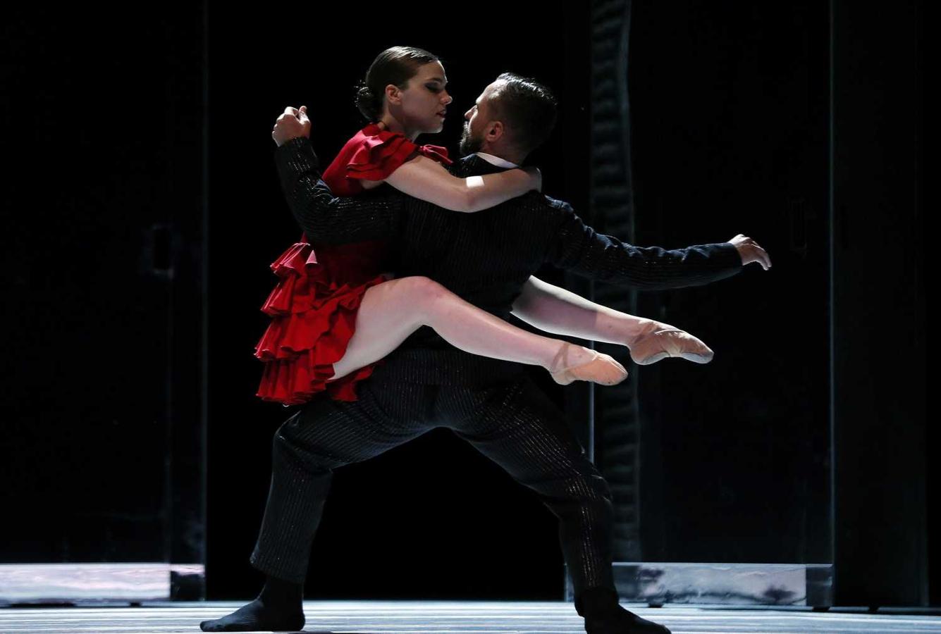 Integrantes de la Compañia Nacional de Danza de España (CND) realizan un ensayo de la obra "Carmen" en el Teatro Colon de Bogotá (Colombia)