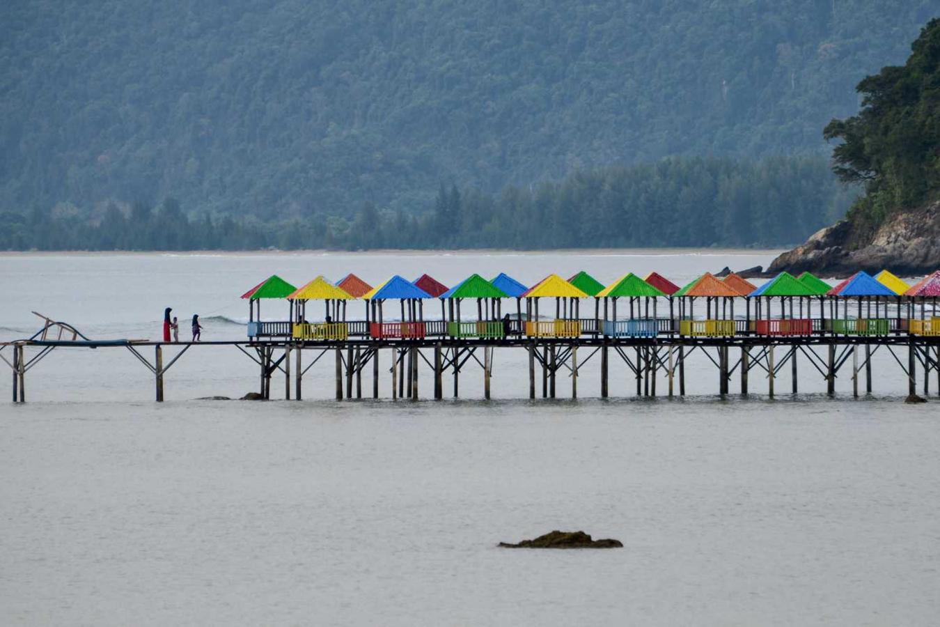 Plataforma en una playa en Lhokseudu cerca de Banda Aceh, Indonesia