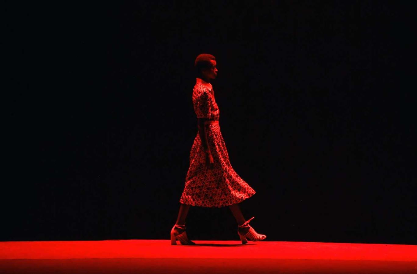 Un modelo presenta una creación de Patricia Vieira durante la Semana de la Moda de Sao Paulo