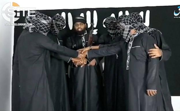 Mohamed Zahran (c) junto a siete hombres encapuchados jura lealtad al líder del grupo terrorista, Abú Bakr al Baghdadi.