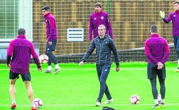 Garitano da instrucciones a sus jugadores durante el entrenamiento de ayer en Lezama.