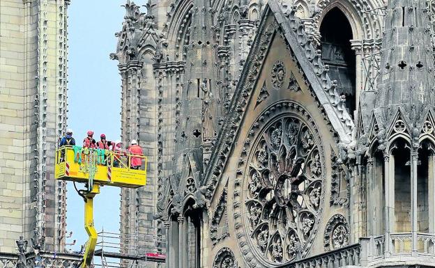 Los técnicos inspeccionaron ayer el exterior de la catedral y los operarios empezaron a instalar lonas en las zonas de la cubierta afectadas por el incendio para proteger el edificio de la lluvia.