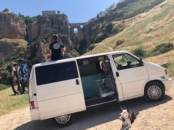 Jonatan sobre su furgoneta, en Ronda, en un momento del viaje de 3.643 kilómetros por el sur de España