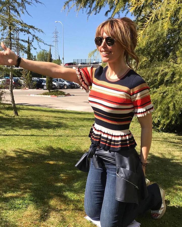 La presentadora vasca recurre a estilismos cómodos y versátiles en sus momentos relajados. Los vaqueros, las camisetas básicas y las 'biker' ocupan un lugar destacado en su armario, donde tampoco faltan los chubasqueros y las botas para los días de lluvia