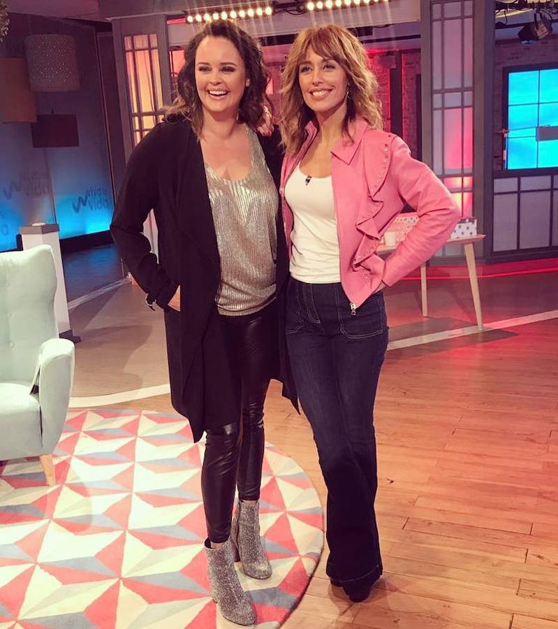 La presentadora vasca recurre a estilismos cómodos y versátiles en sus momentos relajados. Los vaqueros, las camisetas básicas y las 'biker' ocupan un lugar destacado en su armario, donde tampoco faltan los chubasqueros y las botas para los días de lluvia