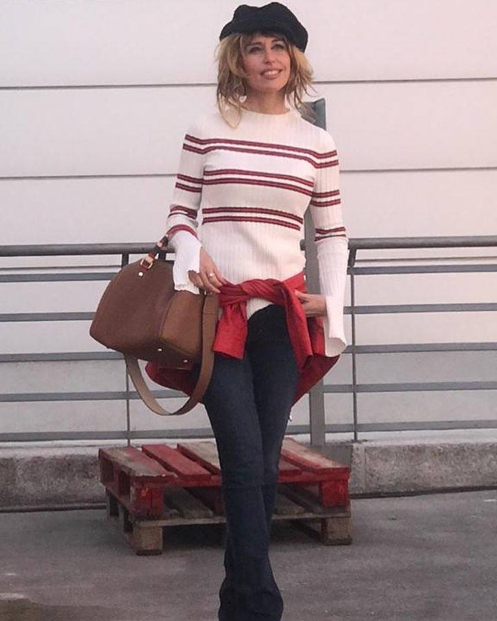 La presentadora vasca recurre a estilismos cómodos y versátiles en sus momentos relajados. Los vaqueros, las camisetas básicas y las 'biker' ocupan un lugar destacado en su armario, donde tampoco faltan los chubasqueros y las botas para los días de lluvia