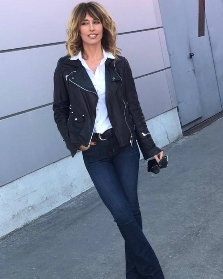 La presentadora vasca recurre a estilismos cómodos y versátiles en sus momentos relajados. Los vaqueros, las camisetas básicas y las 'biker' ocupan un lugar destacado en su armario, donde tampoco faltan los chubasqueros y las botas para los días de lluvia