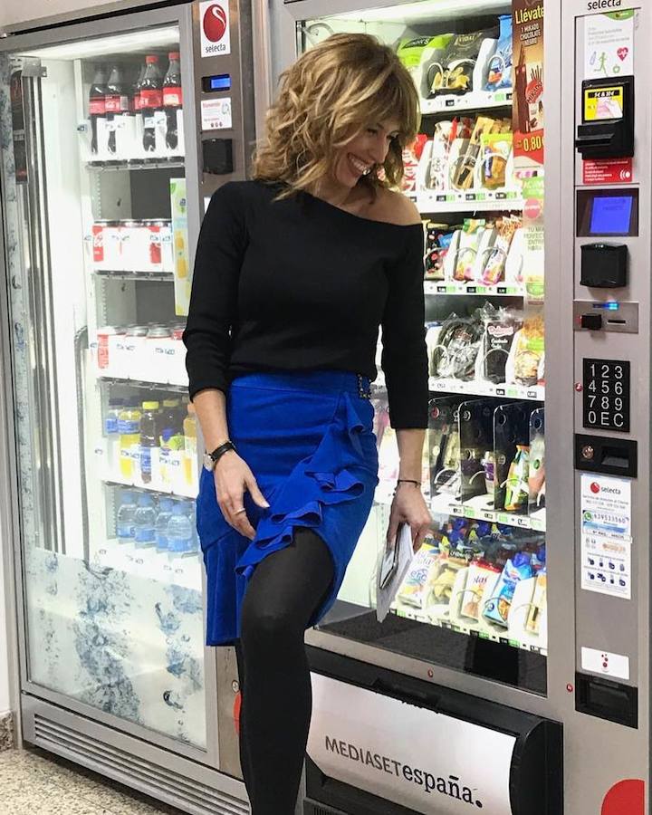 La presentadora vasca recurre a estilismos cómodos y versátiles en sus momentos relajados. Los vaqueros, las camisetas básicas y las 'biker' ocupan un lugar destacado en su armario, donde tampoco faltan los chubasqueros y las botas para los días de lluvia