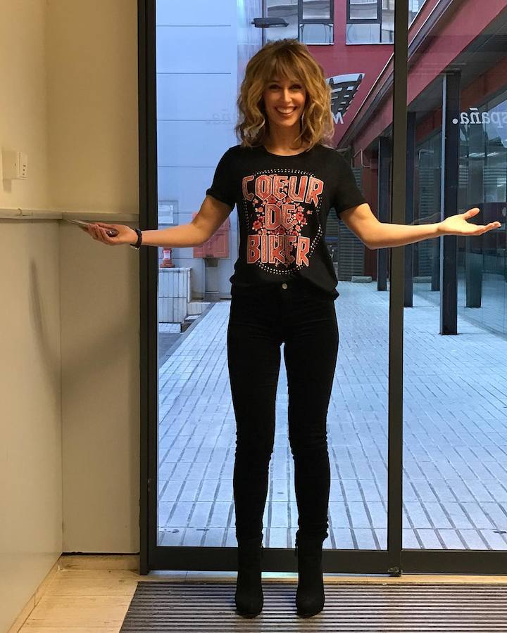 La presentadora vasca recurre a estilismos cómodos y versátiles en sus momentos relajados. Los vaqueros, las camisetas básicas y las 'biker' ocupan un lugar destacado en su armario, donde tampoco faltan los chubasqueros y las botas para los días de lluvia