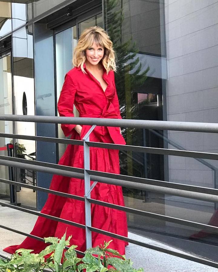 La presentadora vasca recurre a estilismos cómodos y versátiles en sus momentos relajados. Los vaqueros, las camisetas básicas y las 'biker' ocupan un lugar destacado en su armario, donde tampoco faltan los chubasqueros y las botas para los días de lluvia