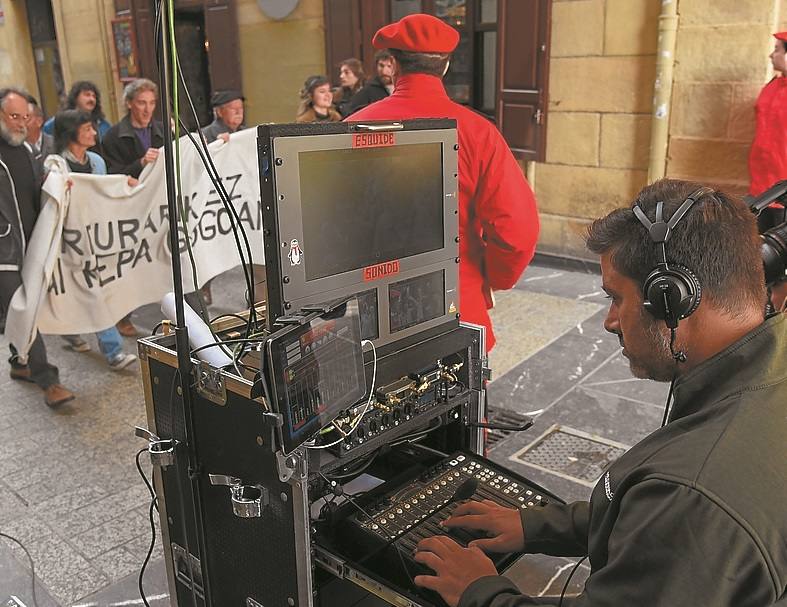 El técnico de sonido permanece ajeno al trajín de actores y figurantes.