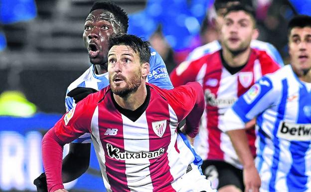 Aduriz, que no era titular desde el 22 de diciembre, espera un centro mientras pelea con Omeruo por ganar la posición. 