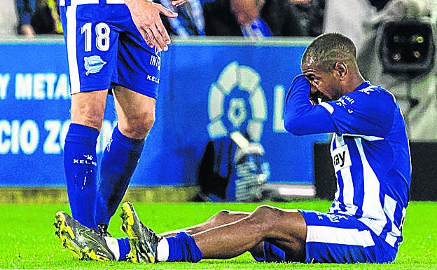 Diego Rolan, tendido sobre el césped tras la lesión que le obligó a abandonar el campo en el descanso. 