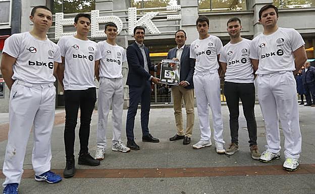 Un grupo de pelotaris participantes, junto al presidente de la Federación Vizcaína, Karmelo Ariznabarreta, y Carlos Sergio Achotegi, representante de la Diputación.