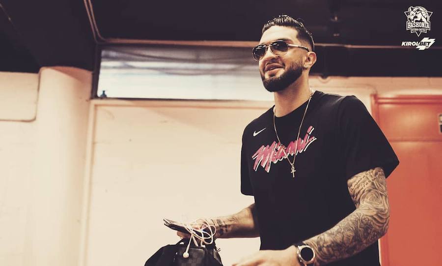 Un sonriente Poirier con una camiseta de Nike con la leyenda 'Miami'.