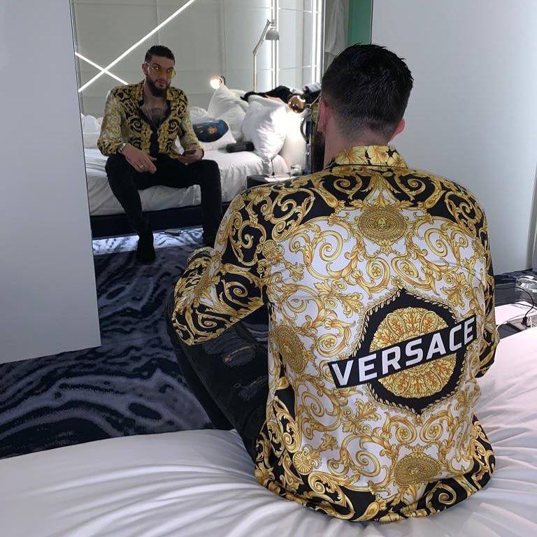 El jugador francés contempla su imagen en el espejo enfundado en una camisa de Versace.