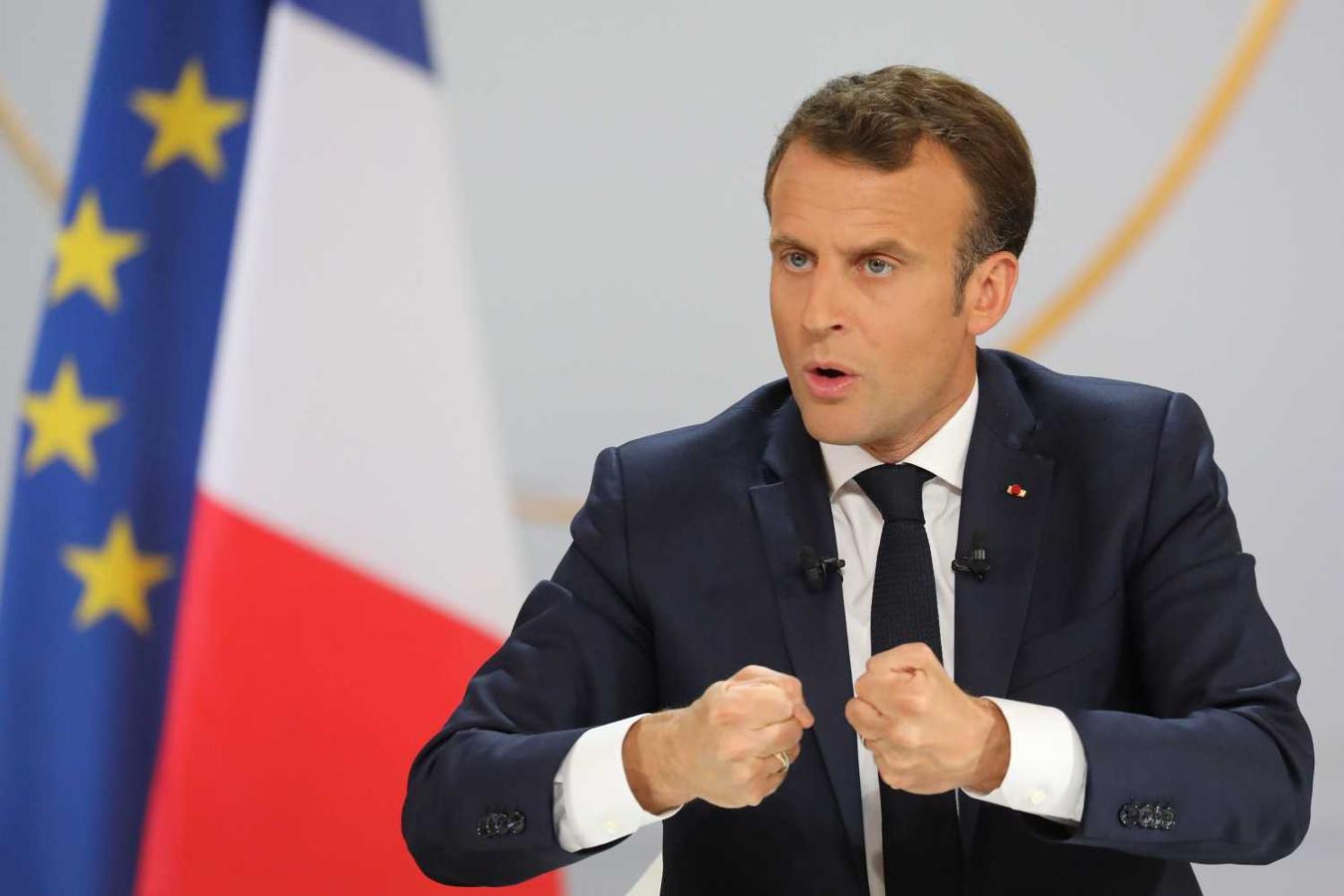 El presidente francés Emmanuel Macron hace un gesto enérgico en una rueda de prensa en la que anuncia una bajada de impuestos y otras medidas para afrontar la crisis de los chalecos amarillos