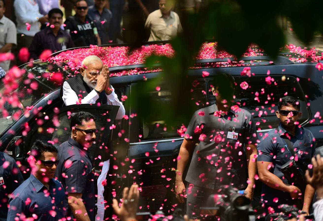 Bharatiya Janata, primer ministro de la India y dirigente del partido Bharatiya Janata, es recibido con pétalos de flores por sus simpatizantes, cuando se dirige a registrar su nominación para las próximas elecciones, en Varanasi