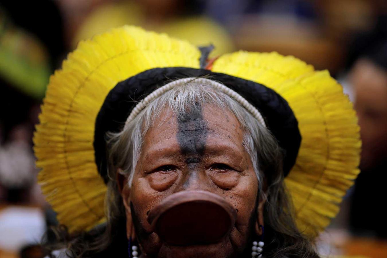 Raoni Metuktire, líder de la etnia indígena brasileña Kayapo, asiste a una reunión con congresistas durante el campamento de Terra Livre, o Free Land, en el Congreso Nacional en Brasilia, Brasil