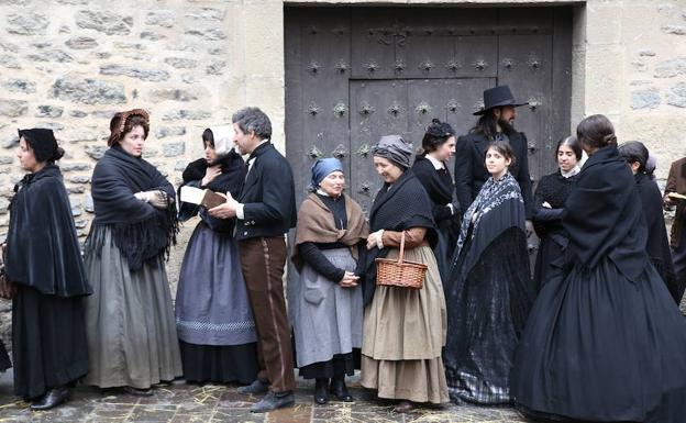 Un grupo de figurantes aguarda en la calle Herrería, donde se recreó el Londres del siglo XIX.