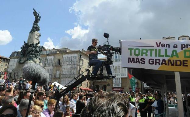 Juanma Bajo Ulloa prepara una escena en la plaza de la Virgen Blanca.