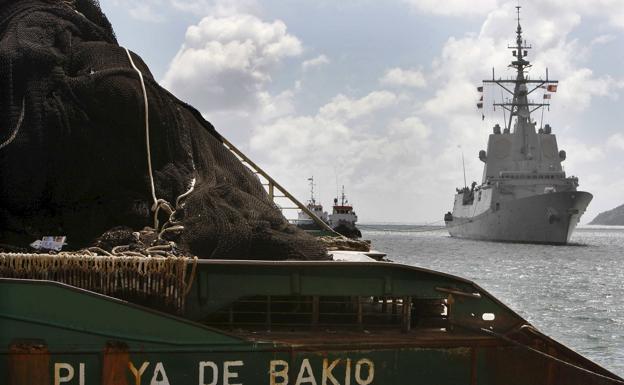 La fragata Méndez Núñez escoltó al 'Playa de Bakio'. 